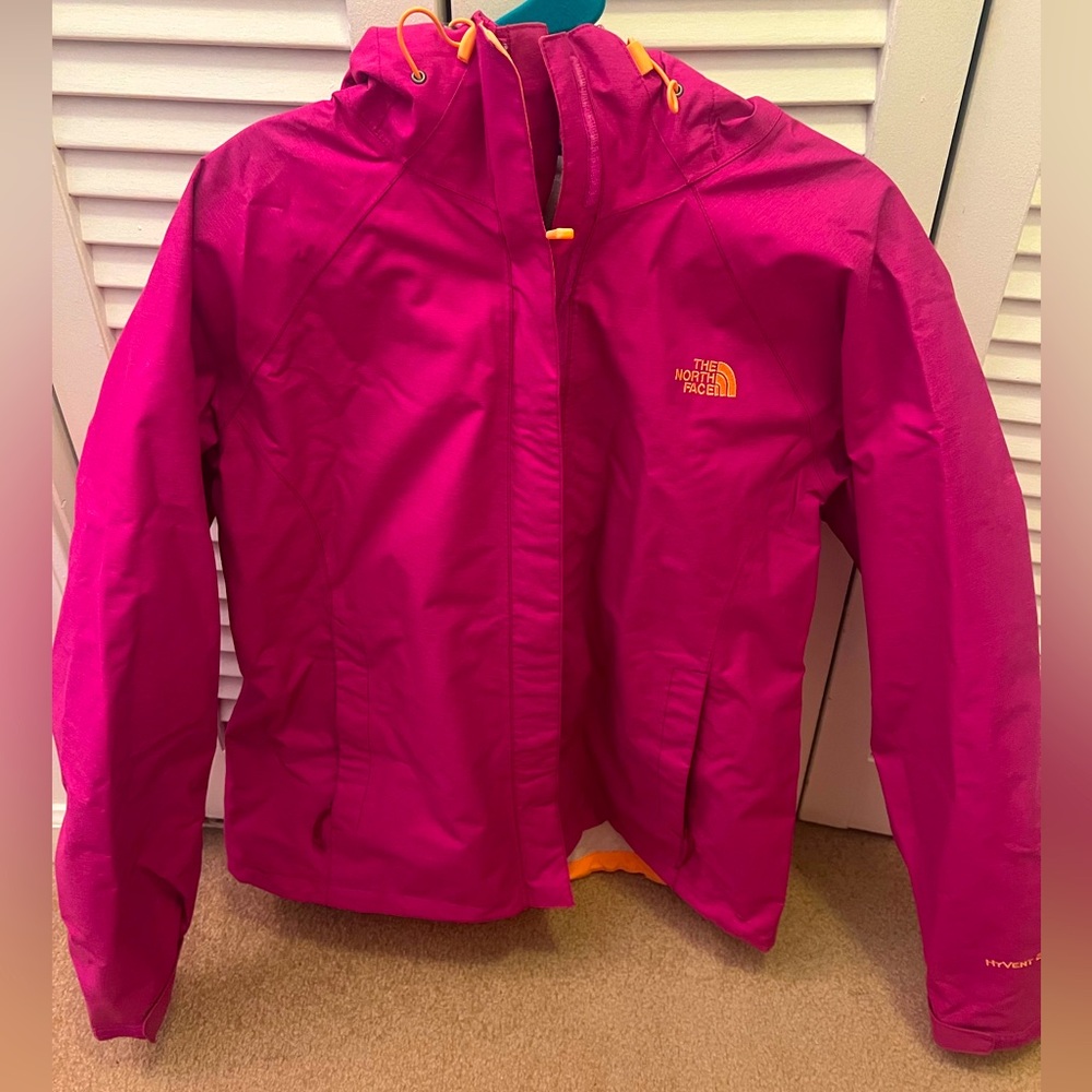 The North Face women’s Large Hyvent windbreaker/rain jacket with hood. Fuchsia.
